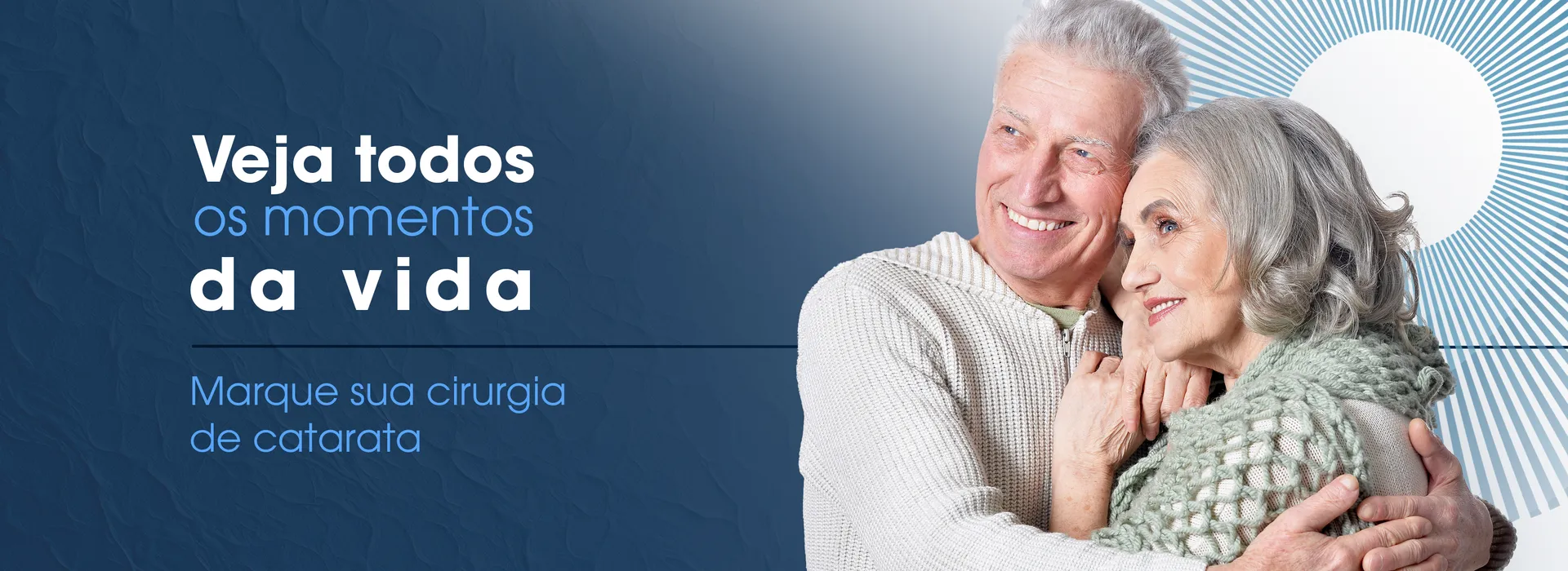 Casal de idosos sorrindo e se abraçando, com a frase: Veja todos os momentos da vida. Marque sua cirurgia de catarata.
