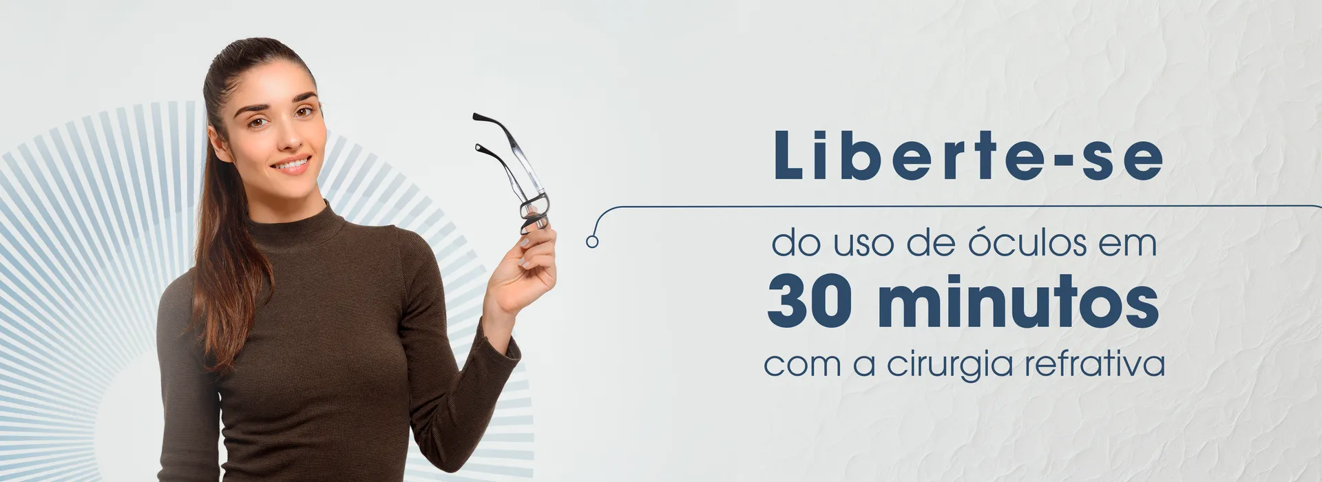 Mulher sorridente segurando os óculos, com a frase: Liberte-se do uso de óculos em 30 minutos com a cirurgia refrativa.